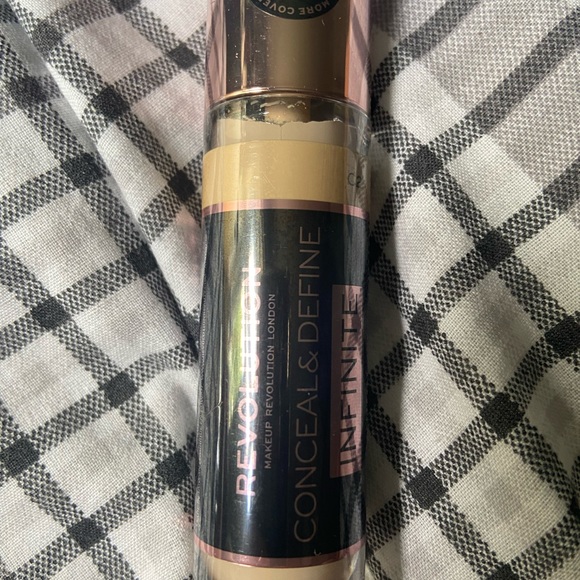 🩷Revolution infinite 16H wear concealer🩷 - Picture 2 of 3